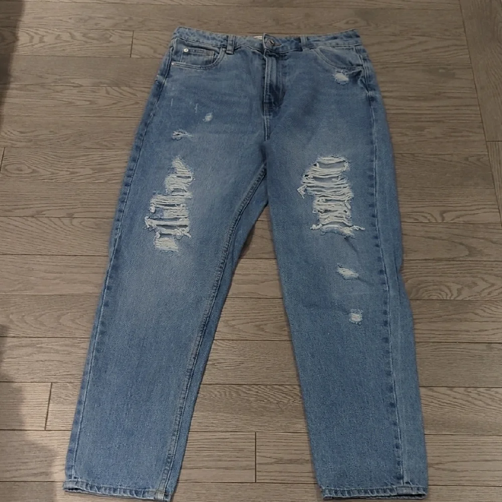 Refuge Women's Relaxed fit Distressed Mom Denim Jeans - Size 5 Like New - Picture 2 of 6